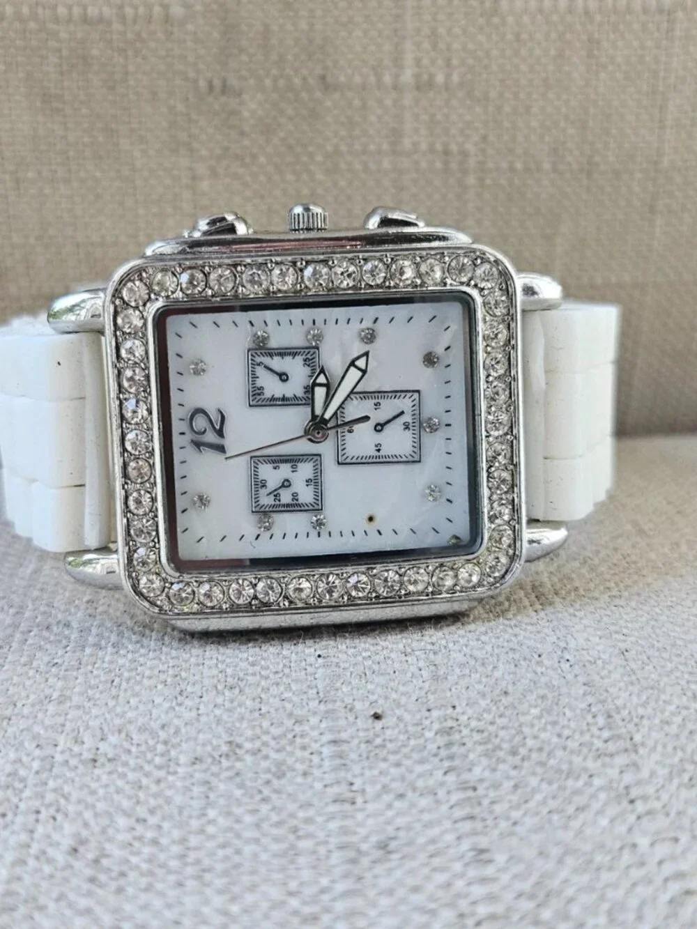 Share Fashion Wristwatch Crystals Accent Bezel Silver Tone Case Analog Quartz Wa